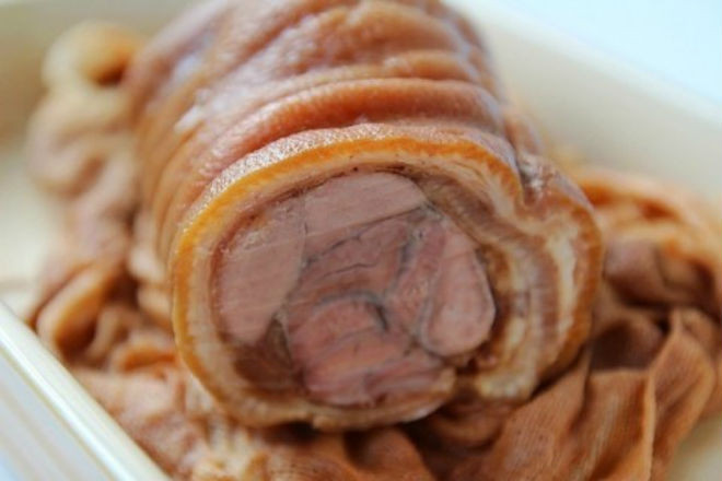 thái thịt chân giò muối thành từng lát vừa ăn