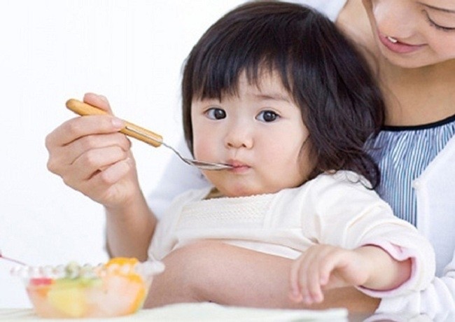 các mẹ không nên cho bé ăn dặm quá sớm