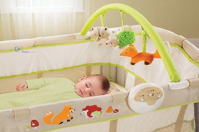 trẻ sơ sinh nằm ngủ trong nôi