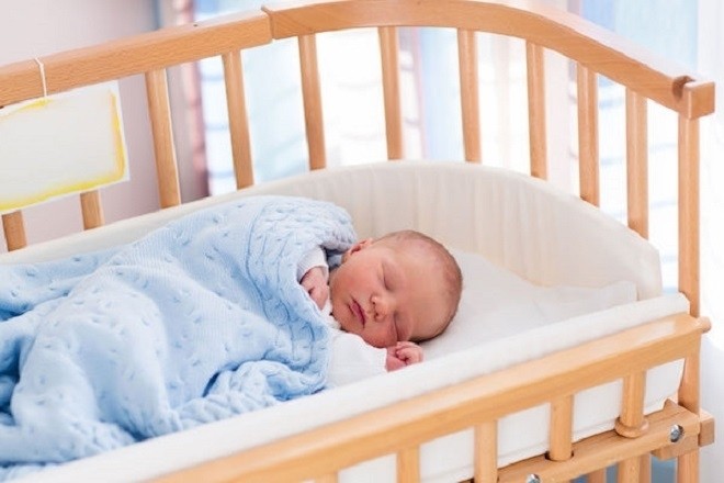 mẹ nên tập thói quen cho bé ngủ trên giường