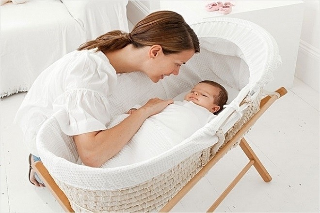 trẻ nằm nôi sớm dễ bị vẹo cột sống