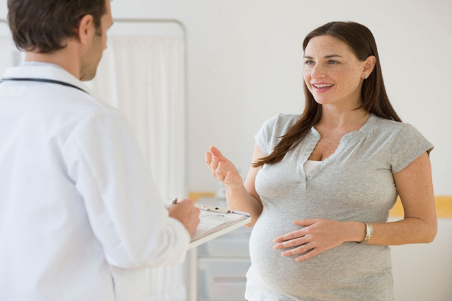 Mẹ bầu đi khám bác sỹ.