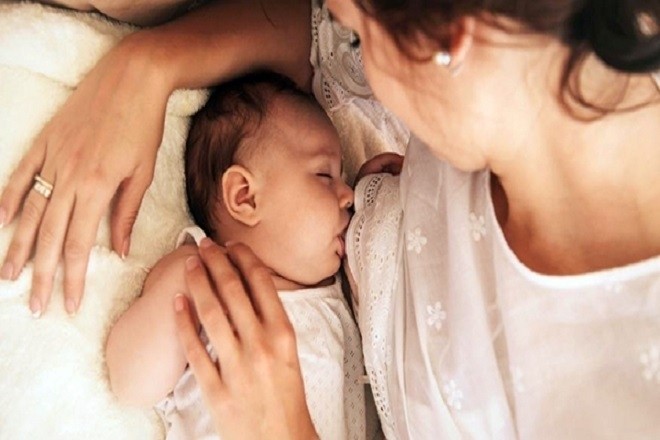 trẻ nằm ngủ khi bú mẹ