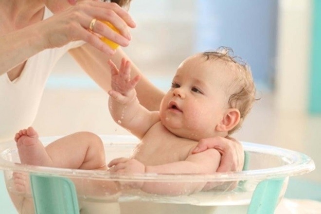 tắm cho trẻ sơ sinh đúng cách