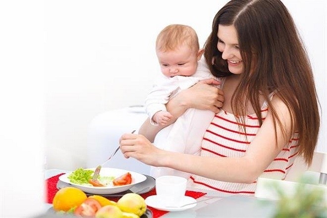 qua tháng thứ 6 ngoài sữa mẹ bế có thể ăn dặm
