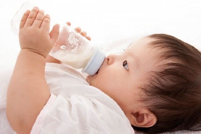 mẹ không nên ép con uống sữa quá nhiều