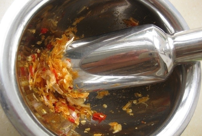 giã nhuyễn tỏi ớt