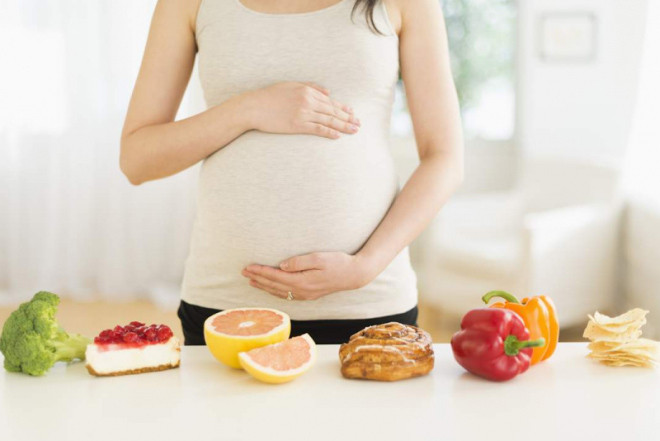 Mẹ bầu nên bổ sung trái cây để tốt cho thai nhi.