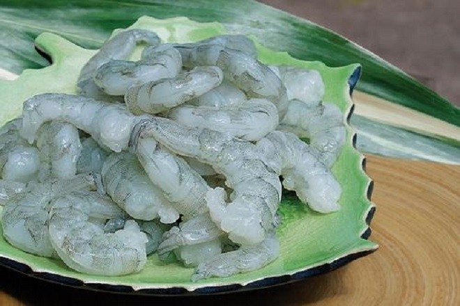 cho bé ăn thêm tôm để đủ chất đạm