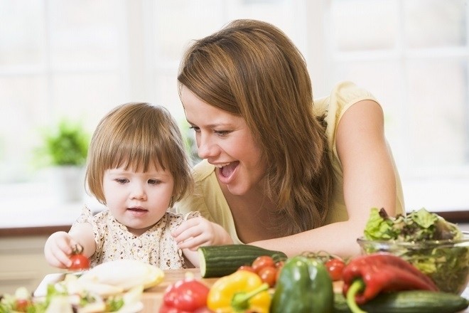 mẹ đút thức ăn dặm cho bé