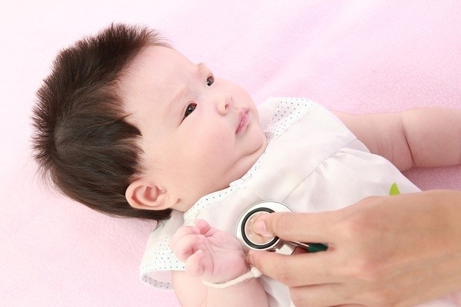 bác sỹ khám cho trẻ sơ sinh bị đờm