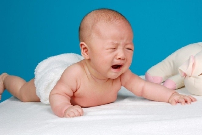 trẻ sơ sinh bị đàm quấy khóc