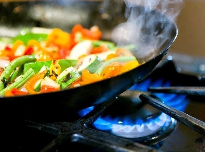 xào rau trên lửa lớn