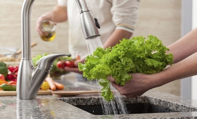 rửa sạch rau dưới nước