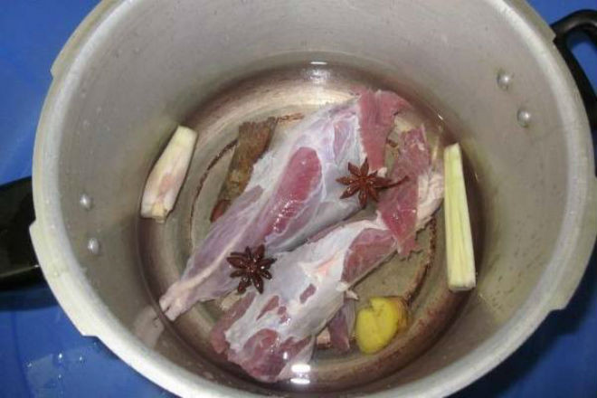 cho bắp bò vào luộc