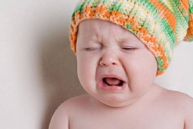 trẻ sơ sinh bị khàn tiếng quấy khóc