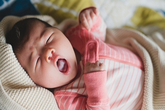 trẻ sơ sinh bị viêm phổi há miệng vì khó thở