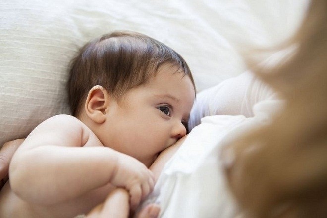mẹ cho trẻ sơ sinh bú sữa