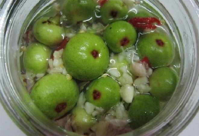 Cho sung vào hũ thủy tinh, đổ nước muối đường