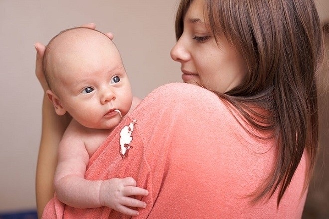 bé nôn ra áo của mẹ