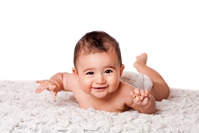 bé tập trườn trên nệm