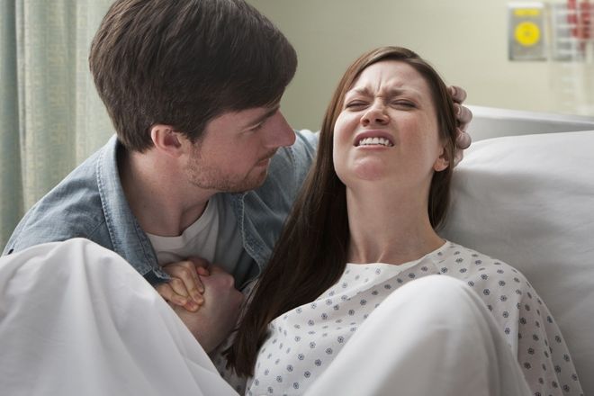 Đau chuyển dạ là dấu hiệu cho việc mẹ bầu sắp sinh