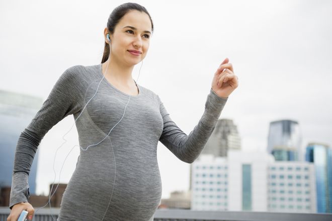 Bà bầu nên đi bộ, thay đổi các bị trí khi sinh thường sẽ dễ dàng hơn