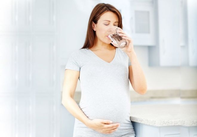 Mẹ bầu nên bổ sung nhiều nước trước và sau khi sinh