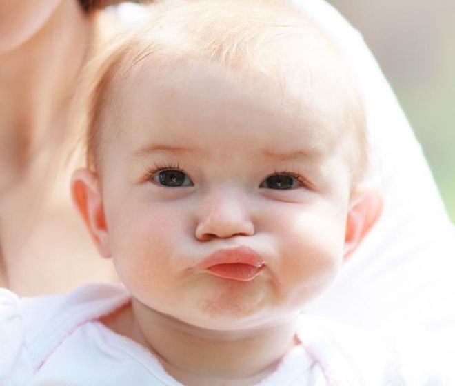 trẻ sơ sinh hay nhai miệng khiến bố mẹ lo lắng