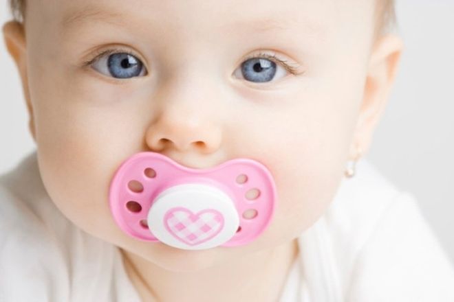 thói quen ngậm vú giả khiến trẻ sơ sinh hay nhai miệng