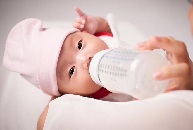các mẹ không nên cho trẻ dùng sữa công thức quá sớm