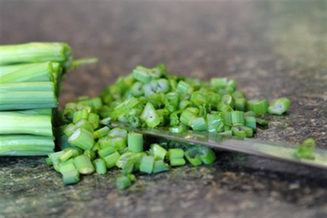 hành lá cắt nhỏ