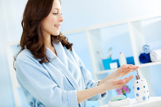 sử dụng dung dịch vệ sinh an toàn từ thảo dược để giữ vệ sinh “vùng kín”