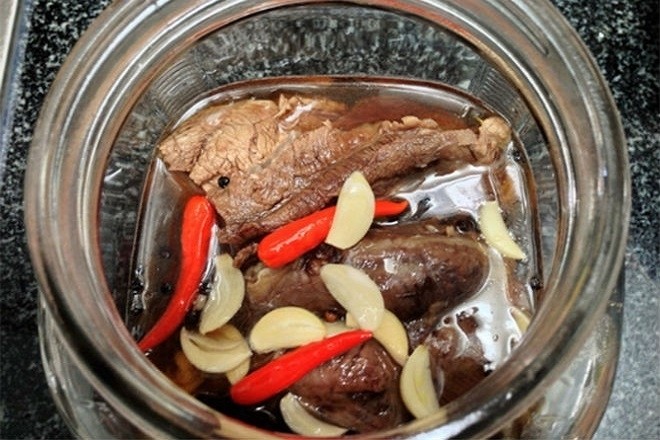 cho bắp bò vào hũ