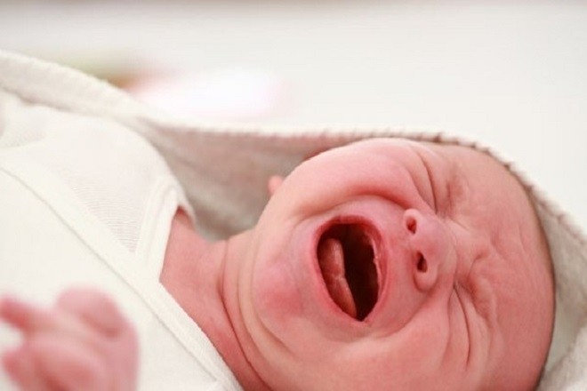 trẻ sơ sinh không đi ngoài khóc lớn