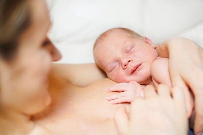 bé sơ sinh ngủ trên ngực mẹ