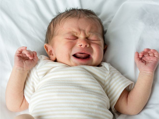 sốt thở rít là một trong những triệu chứng viêm phổi ở trẻ sơ sinh