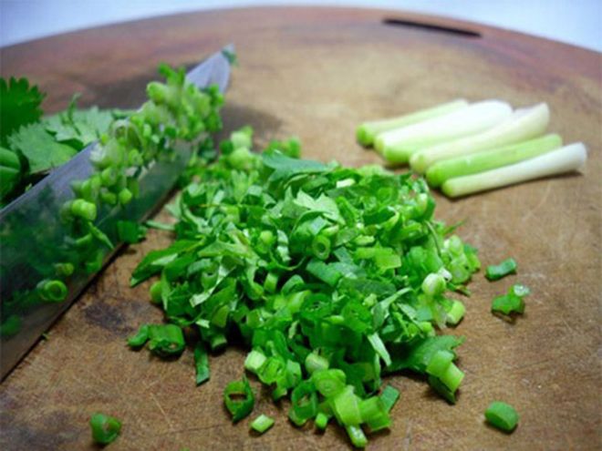 hành lá rau răm rửa sạch cắt nhỏ