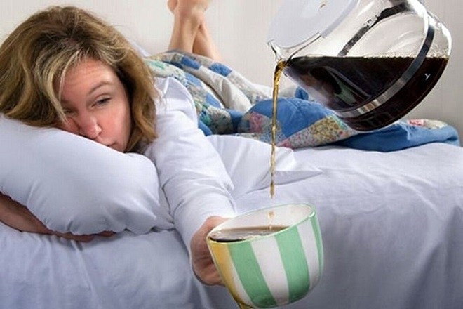 Giảm hoặc tránh các loại đồ ăn và uống có chứa cafein như là cà phê, socola