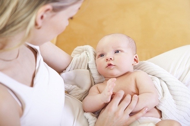 mẹ trò chuyện với bé