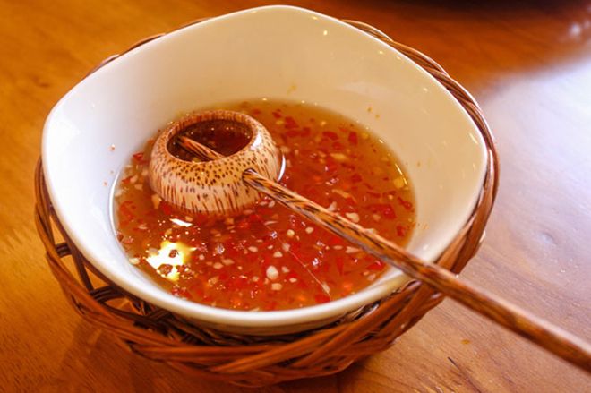 chén nước mắm chua ngọt bắt mắt