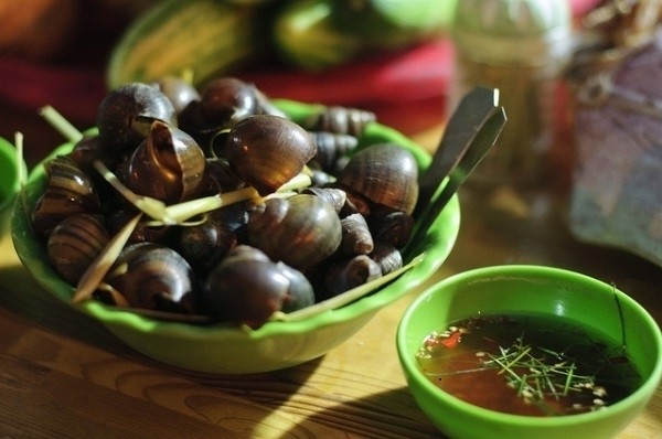 ốc luộc chấm nước mắm xả
