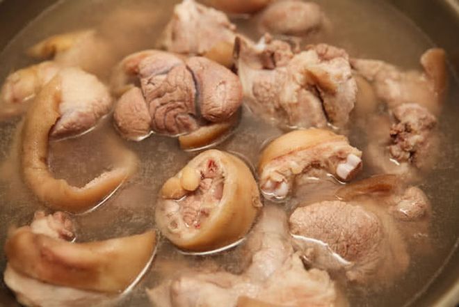 chân giò rửa sạch cắt khoanh và cho vào nồi hầm mềm