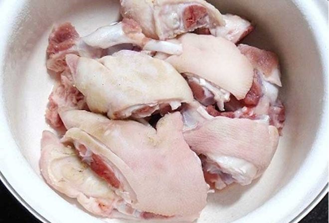 chân giò chặt miếng vừa ăn rửa sạch