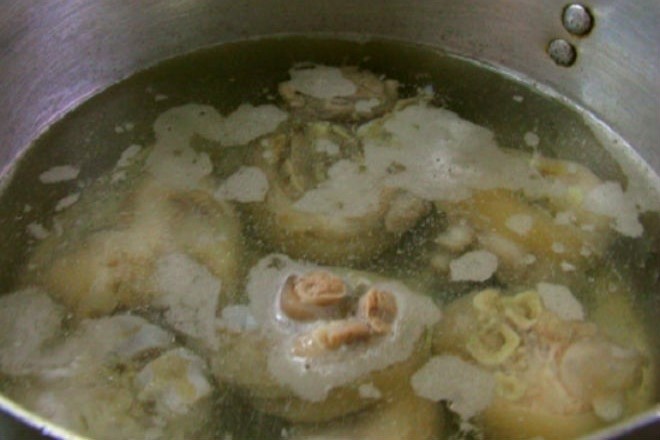 chân giò heo cho vào nồi hầm nhừ