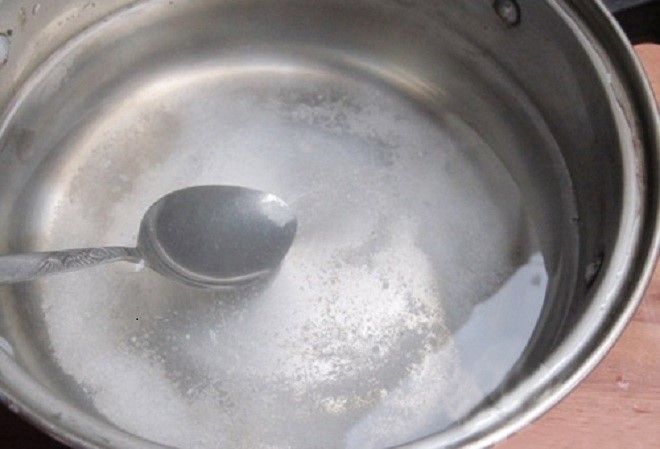 nấu sôi hỗn hợp nước muối đường