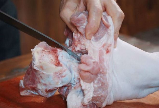 thịt chân giò rửa sạch, rút xương
