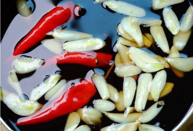 nấu nước mắm tỏi ớt ngâm bắp bò