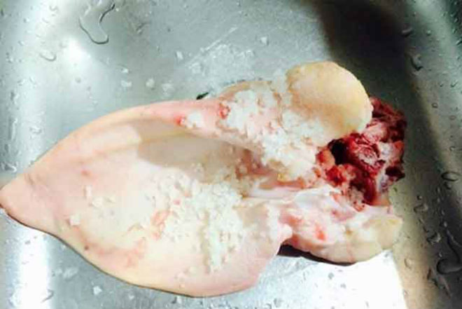 bóp sơ tai heo bằng muối