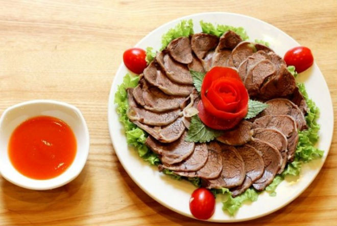 thái bắp bò thành từng lát vừa ăn